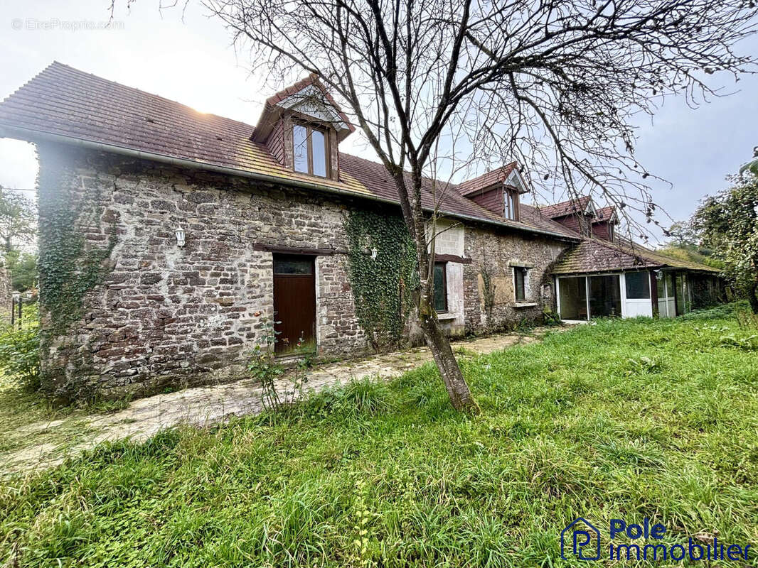 Maison 10 pièces avec granges -SAINT MARTIN DES BESACES  - Maison à LE BENY-BOCAGE