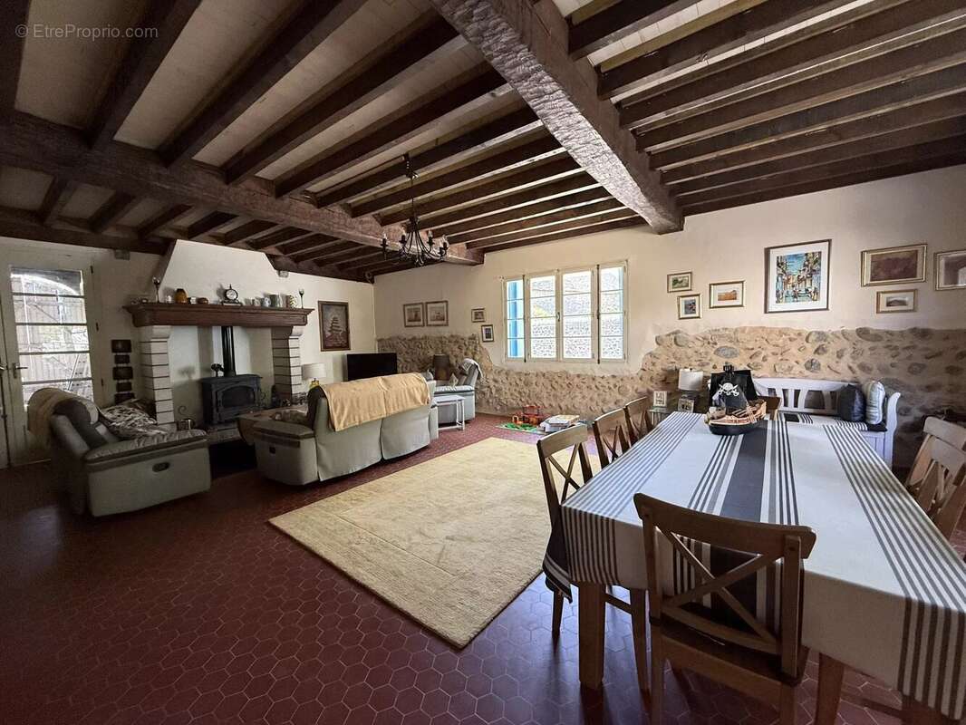 Maison de village du XVIIIe siècle avec piscine et jardin - photo 2