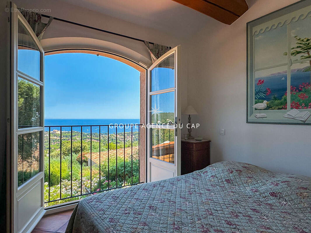 À vendre magnifique villa de type provençal aux issambres 180m2 vue mer sur le golfe de st tropez - photo 8