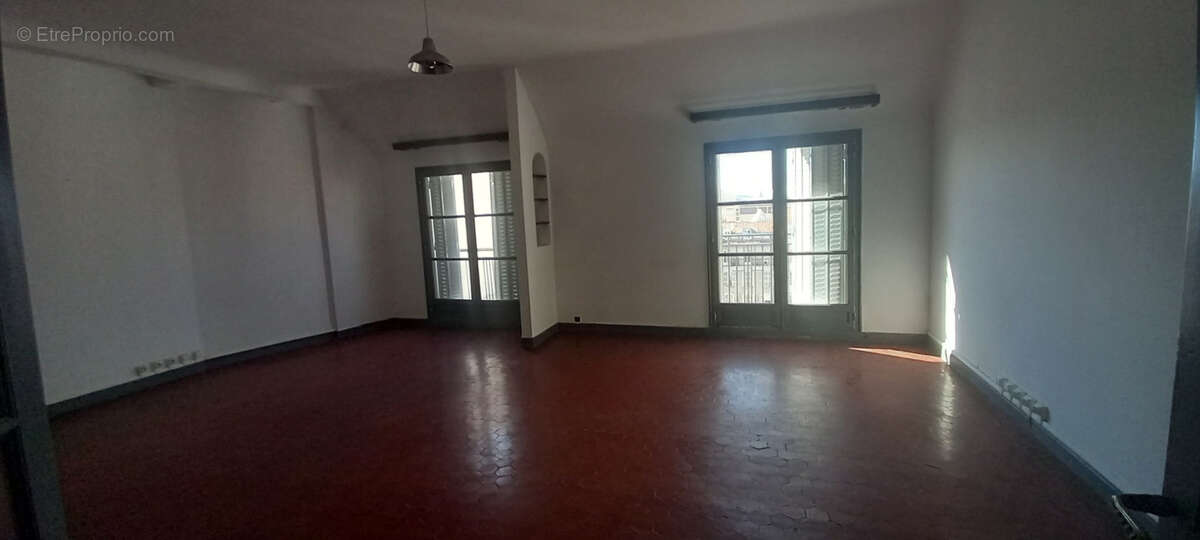 Appartement à rénover avec 3 chambres à acheter à Toulon (83) - photo 2