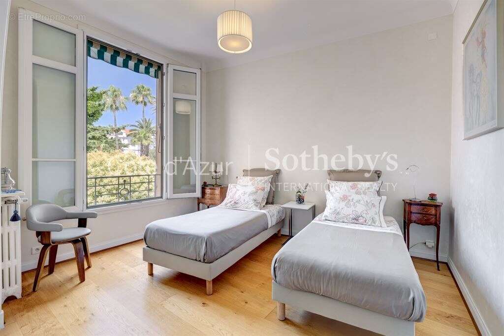 Appartement bourgeois Belle Époque avec vue mer au centre de Cannes - photo 4