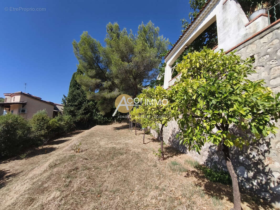Maison familiale avec deux logements   Vue dégagée   Terrain de 940 m2 - Garage - photo 13