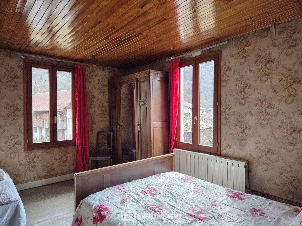 dont une de 16m² avec de nombreux rangements, - Maison à GRIGNON