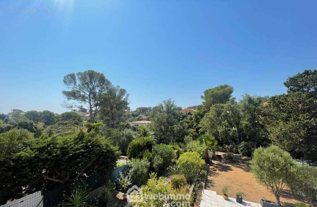 Une vue dégagée sur la verdure, offrant une atmosphère paisible et préservée. - Maison à FREJUS
