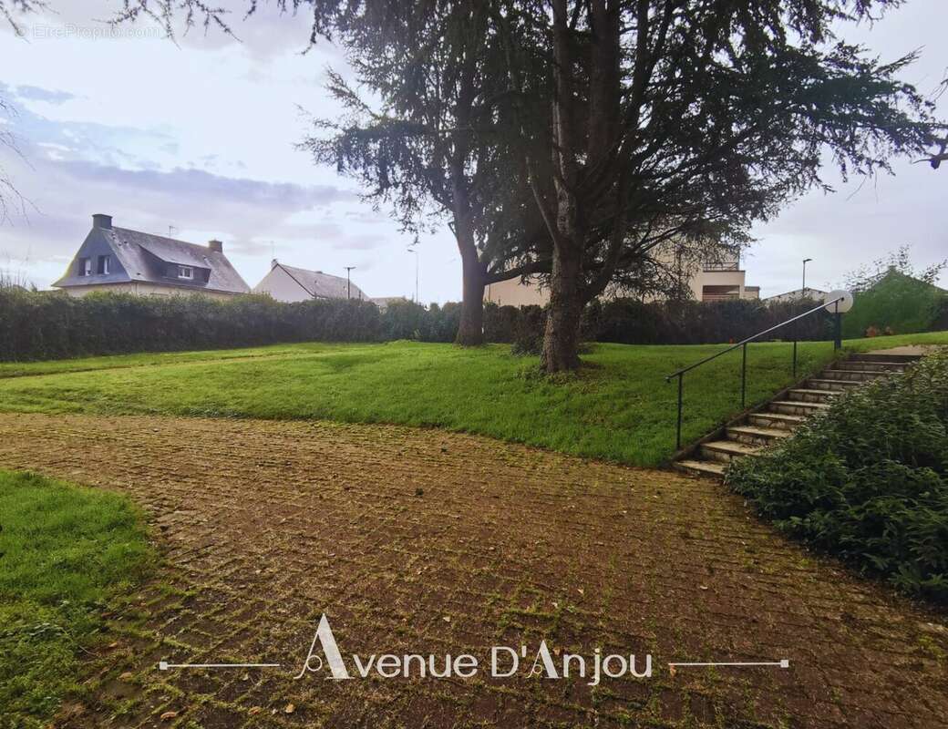 Terrain à SAINT-LAMBERT-LA-POTHERIE