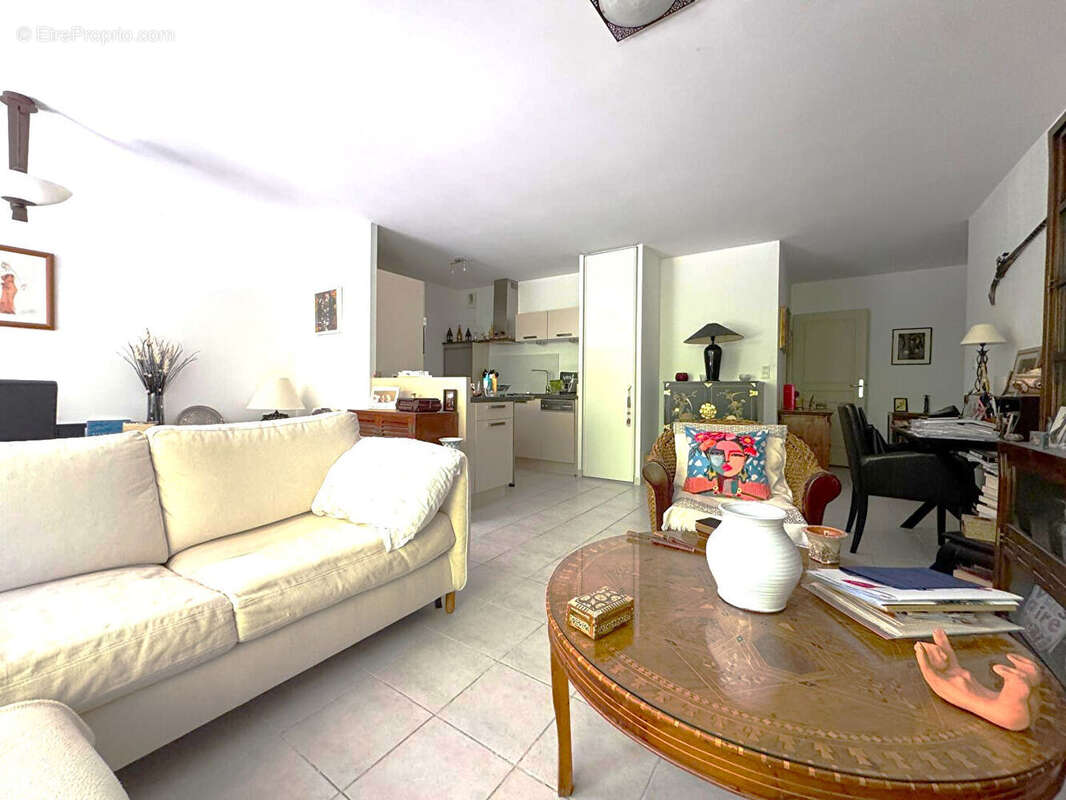 Appartement à BAGNOLS-SUR-CEZE