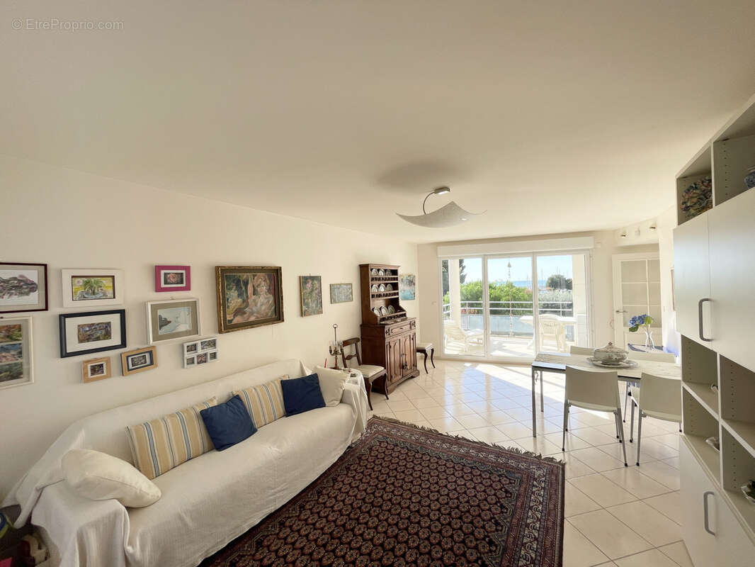 Appartement à SAINT-LAURENT-DU-VAR