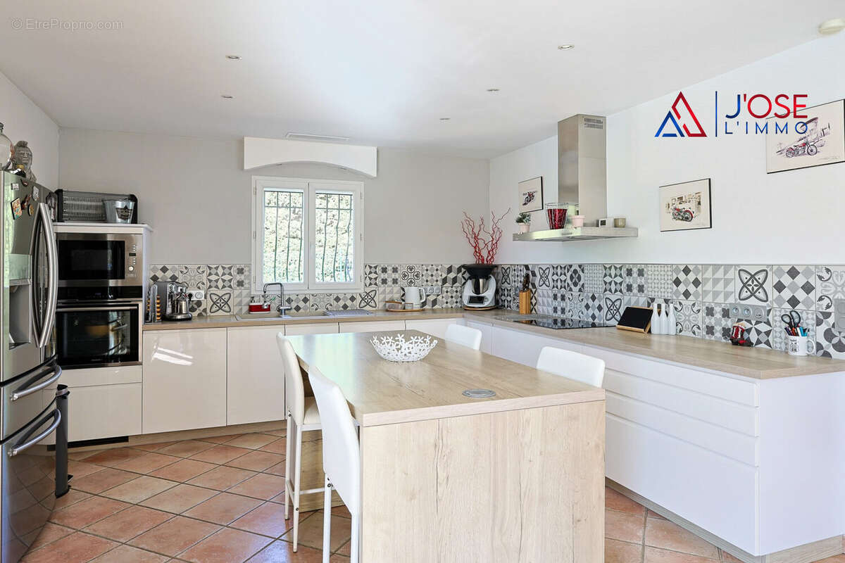 Cuisine moderne et fonctionnelle - Maison à POURRIERES