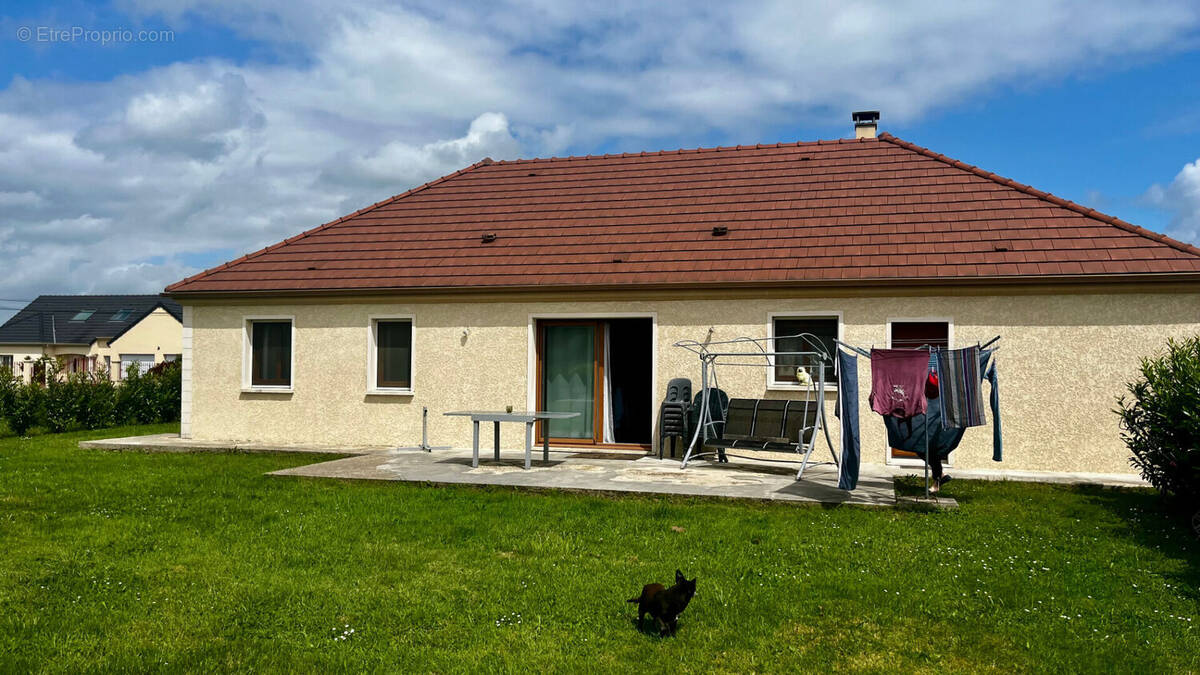 Maison à POILLY-SUR-THOLON