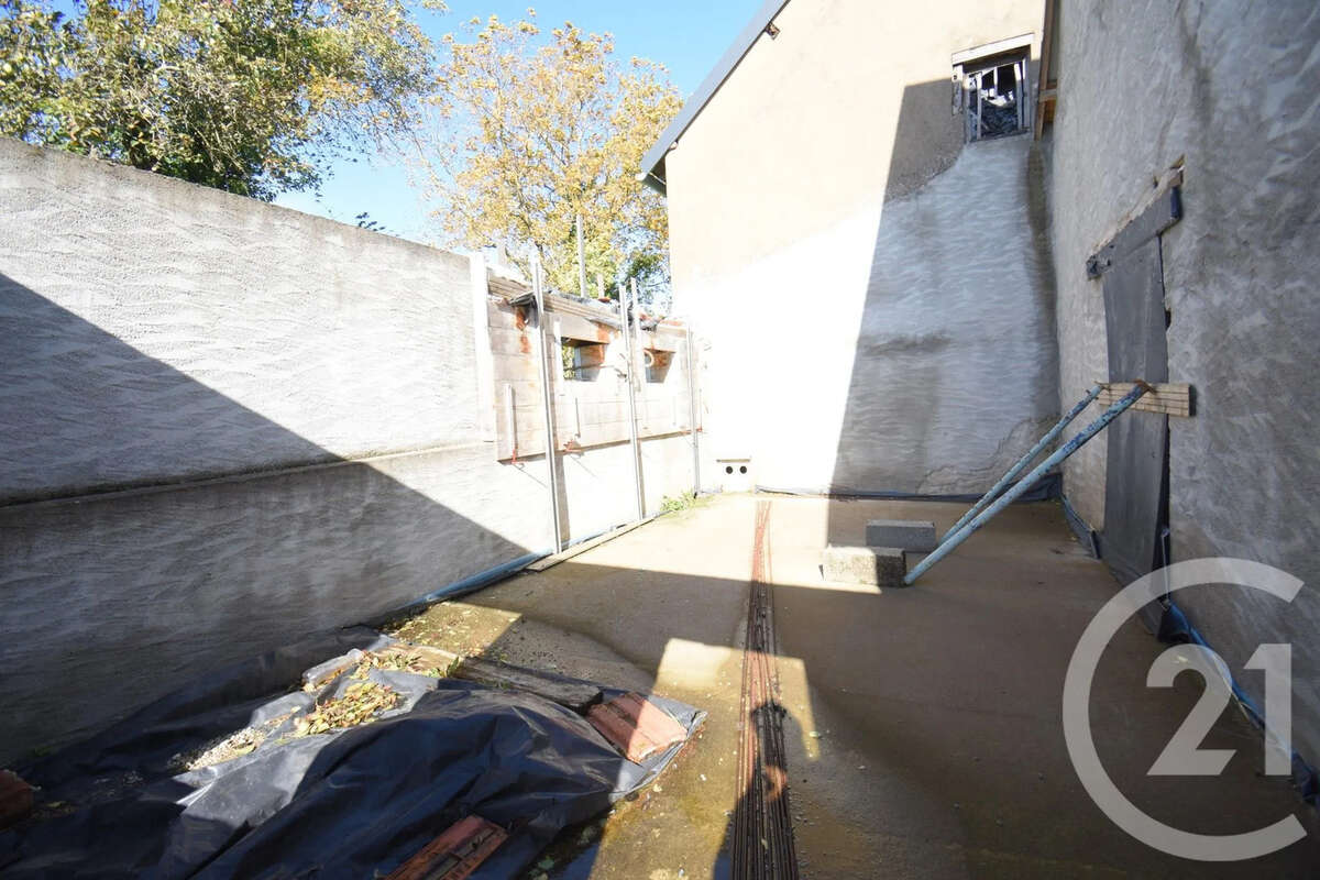 Maison à CREUZIER-LE-NEUF