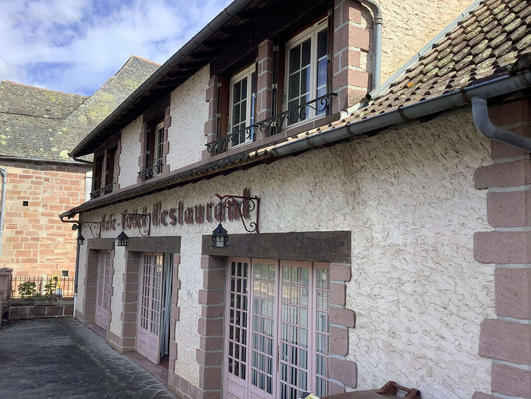 Maison de Ville 2500 hbts ou Local d' activité d'un ancien Hotel dans le bourg de Varetz proche de Brive.et lA20 - photo 3