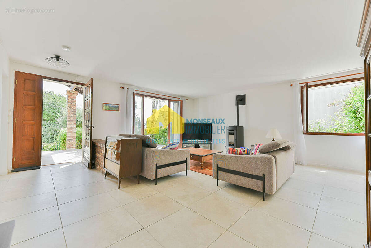 Plain pied - 130 m2 - 4 chambres -  basilique de longpont - combles amenageables - photo 7