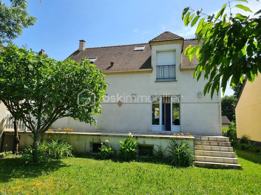 Maison à SAINTE-GENEVIEVE-DES-BOIS