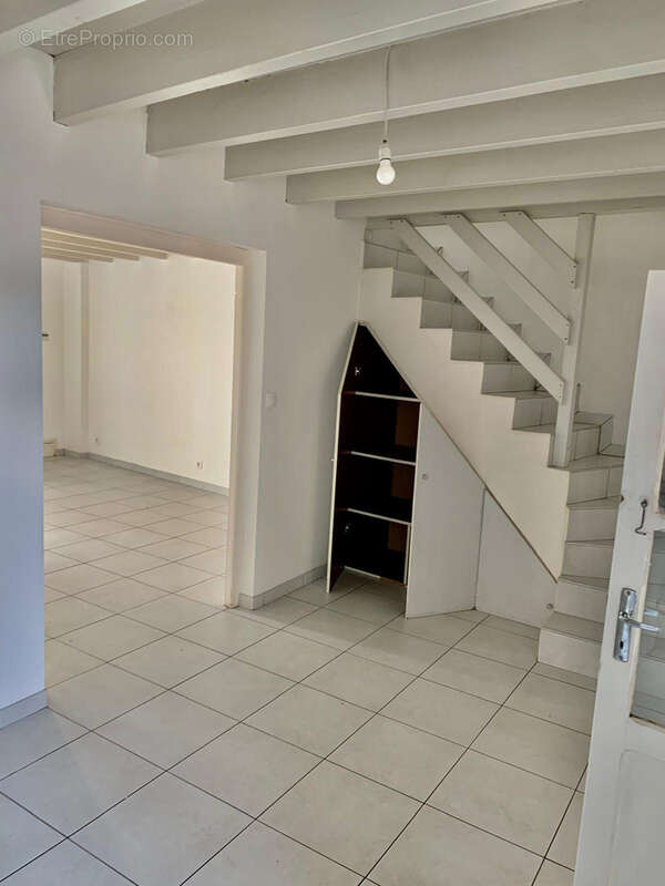 Maison de bourg / 2 ch + cour + dépendance - photo 2