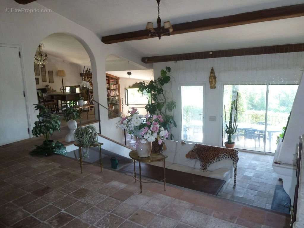 Salon Carrelage - Maison à TOURRETTES-SUR-LOUP