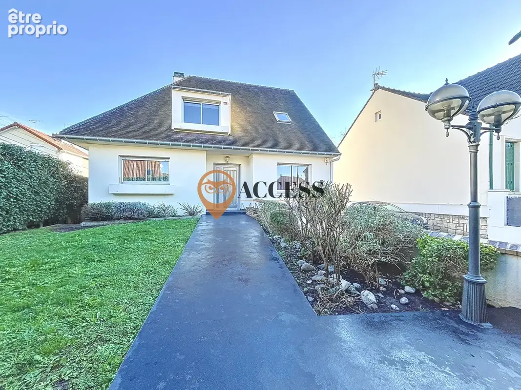 GROSLAY - Maison familiale édifiée sur 1070m2 de terrain ! - photo 15