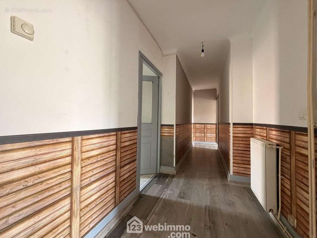 Une vaste entrée distribue .... - Appartement à CREPY