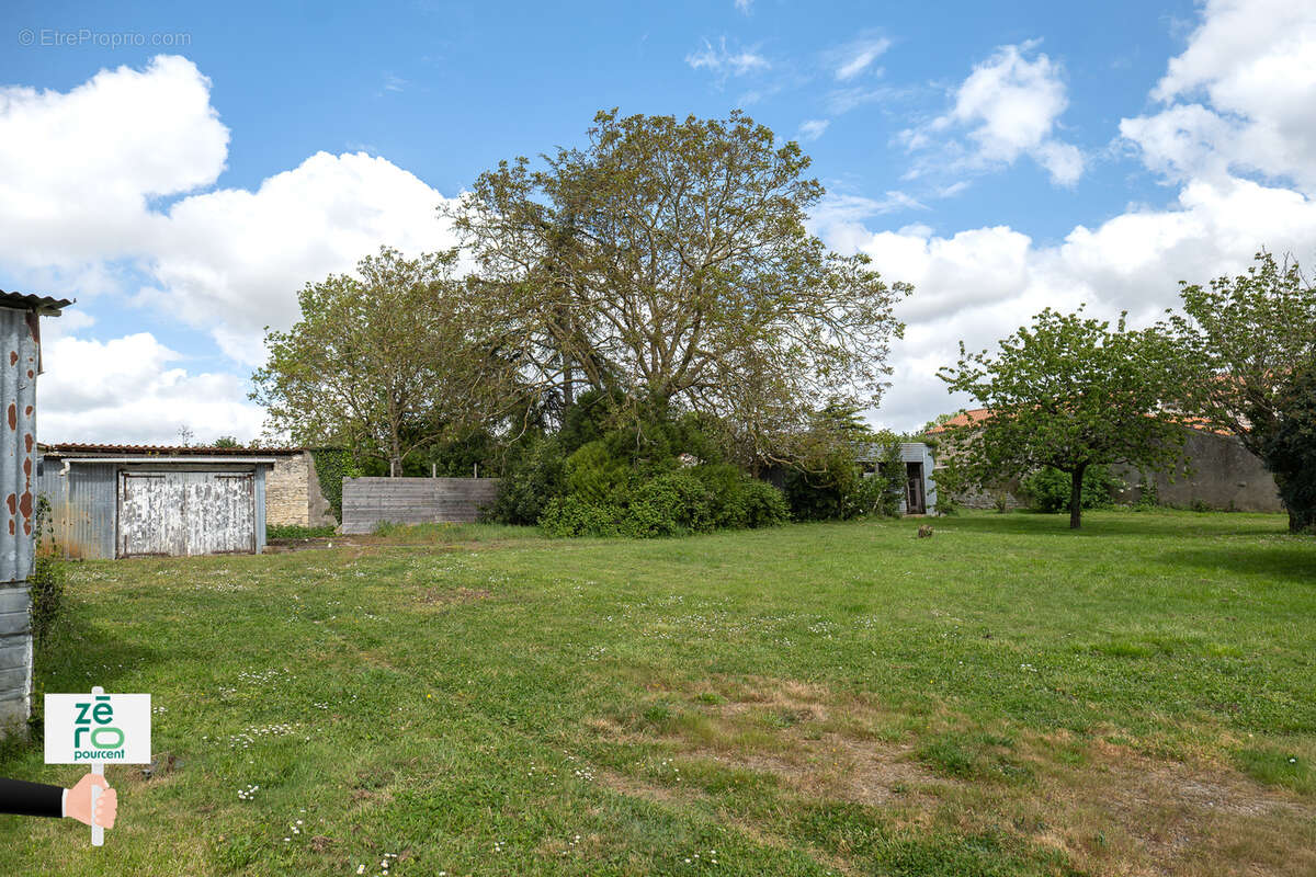 Terrain à LES MAGNILS-REIGNIERS