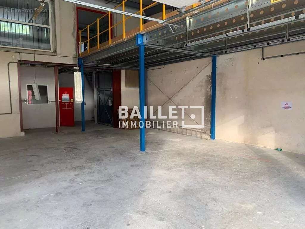 A vendre entrepôt / local 500 m2 zi carros - photo 3