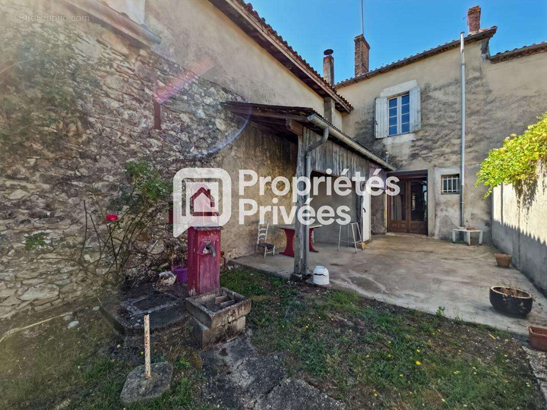 Grande maison en pierre à rénover avec jardin, dépendances et fort potentiel - photo 7