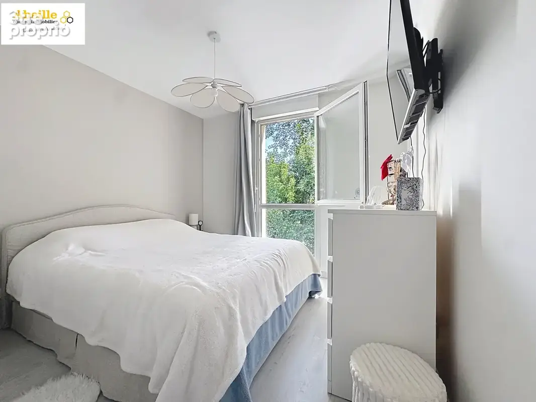 F2 de 43m2 avec balcon et box. - photo 4