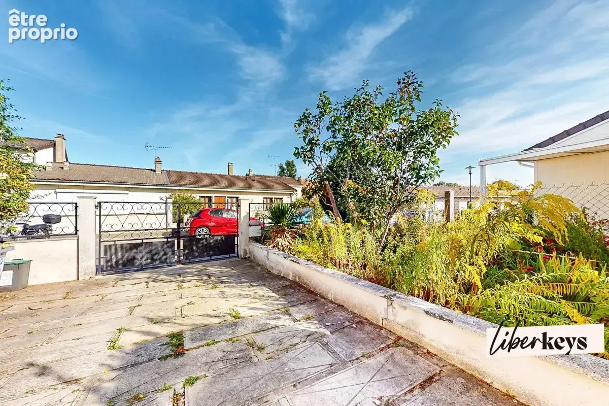 Plaisir – Maison familiale de plain-pied - 5 pièces - 120 m² au sol avec jardin et garage, proche gare - photo 23