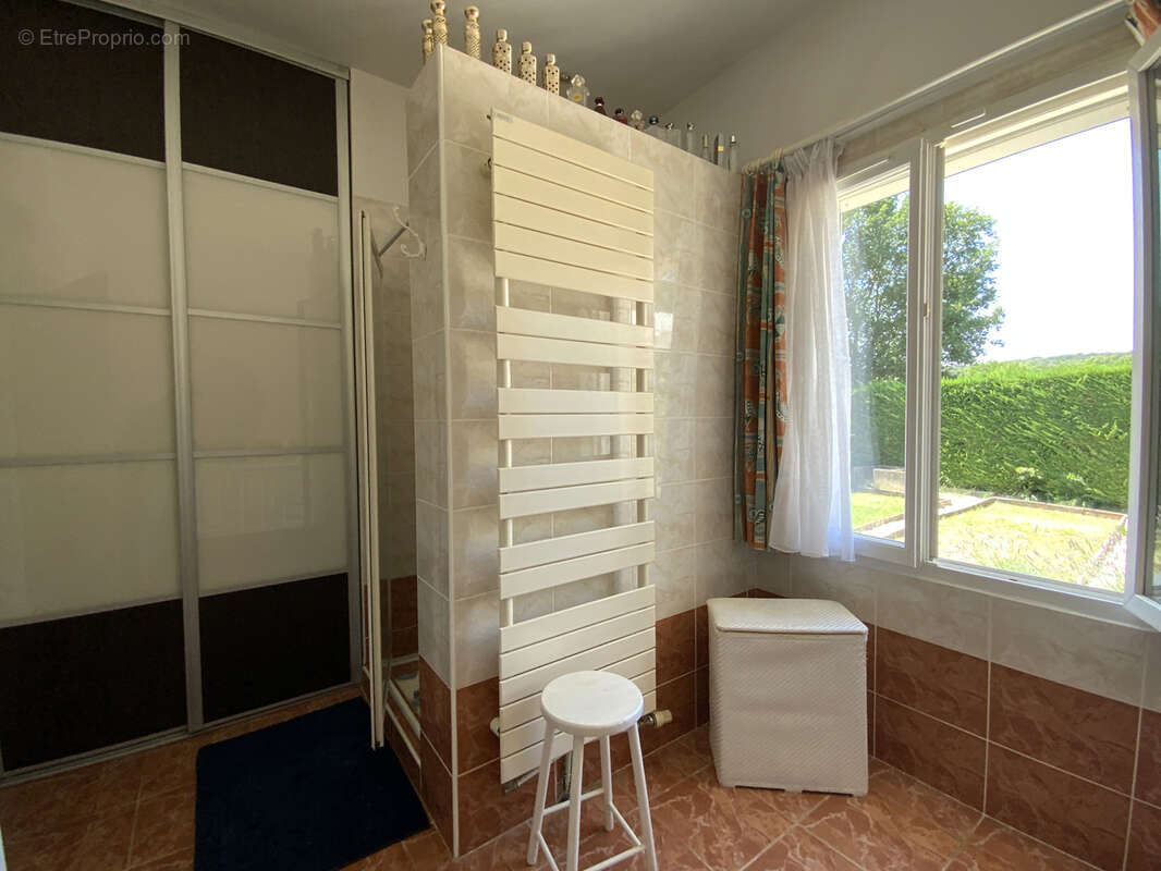Villa de plain pied sur un terrain de 2300 m2 avec piscine. - photo 16