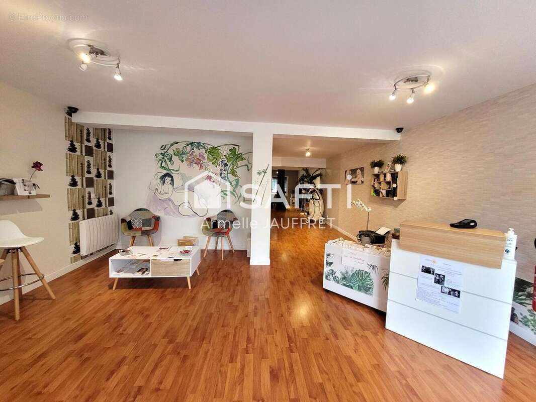 Photo 2 - Commerce à MOISSELLES