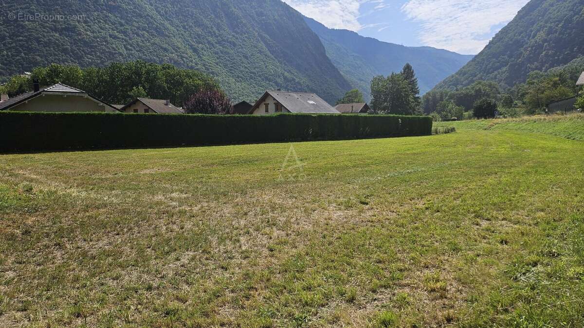 EXCLUSIVITÉ  Terrain constructible de 2 465 m² avec fort potentiel de construction - photo 3