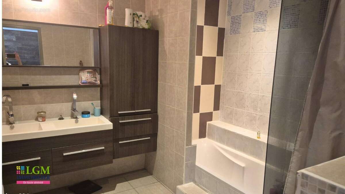  valserhône (quartier vanchy) : appartement de 84 m² avec terrasse de 35 m² et un énorme potentiel !  - photo 6