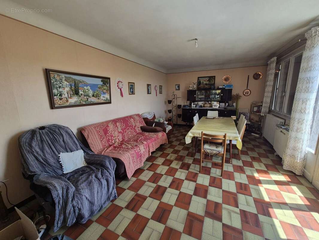 Brives-Charensac, maison sur 2 niveaux + RDC à rénover. - photo 3