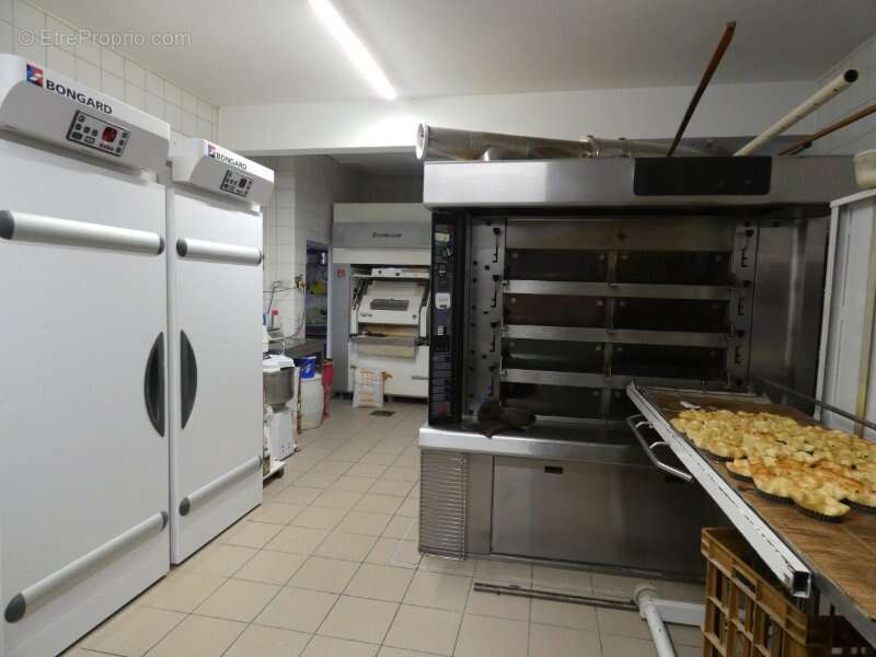 Ecouves 61250.Murs et fond boulangerie patisserie - photo 2