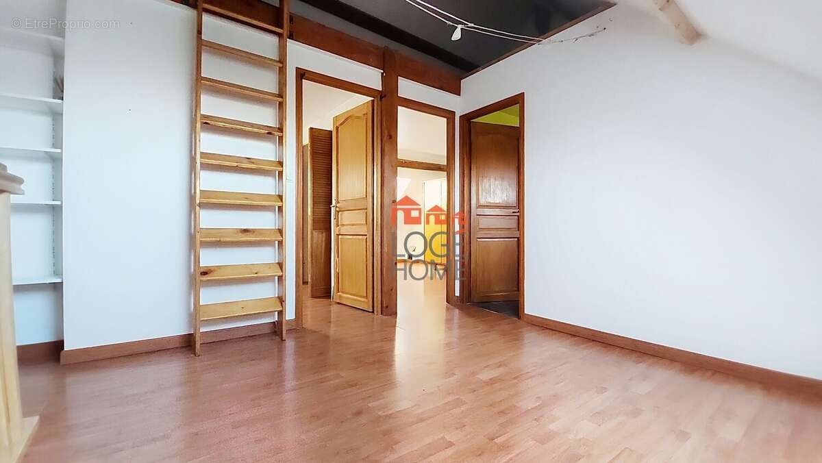 Palier avec coin bureau - Maison à COURCELLES-LES-LENS