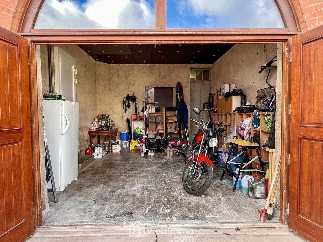 Garage 1 voiture accessible depuis la façade avant et depuis la maison - Maison à VERDUN