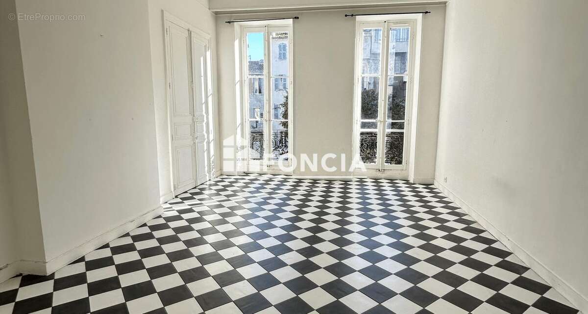 Appartement à MARSEILLE-1E