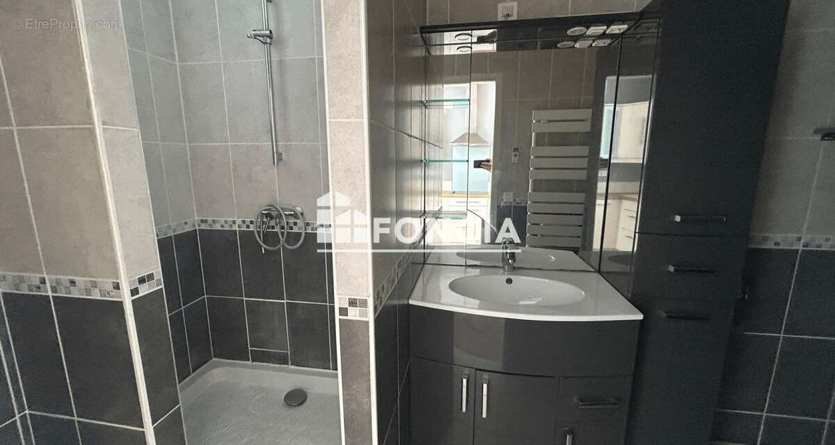 Immeuble, en plein cœur de Montfavet - photo 8