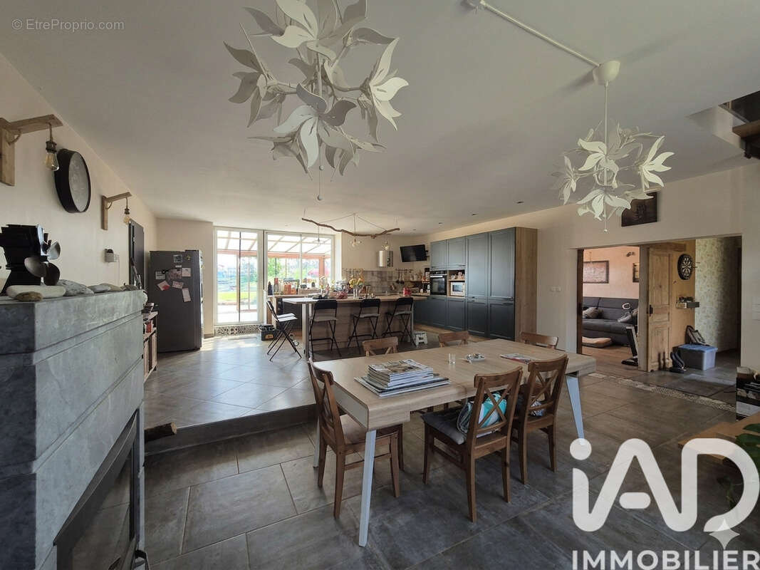 Maison 271 m² à Vernet-La-Varenne  - photo 6