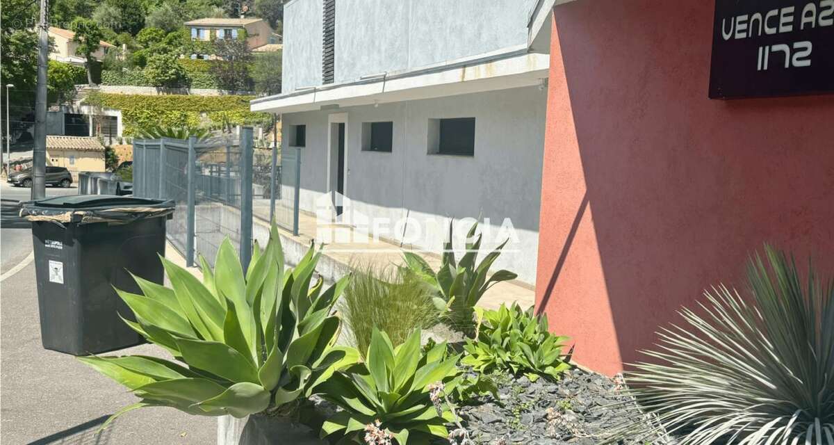 VENCE - Studio 22m2 - parking sécurisé - cave - photo 5