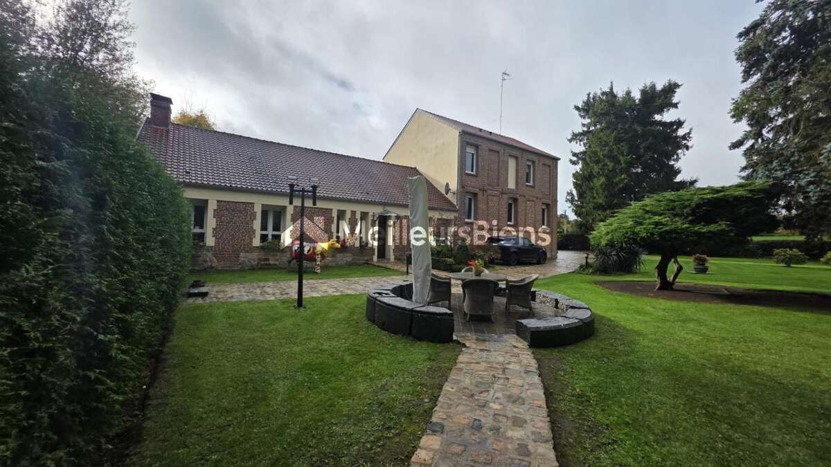 Maison à JENLAIN