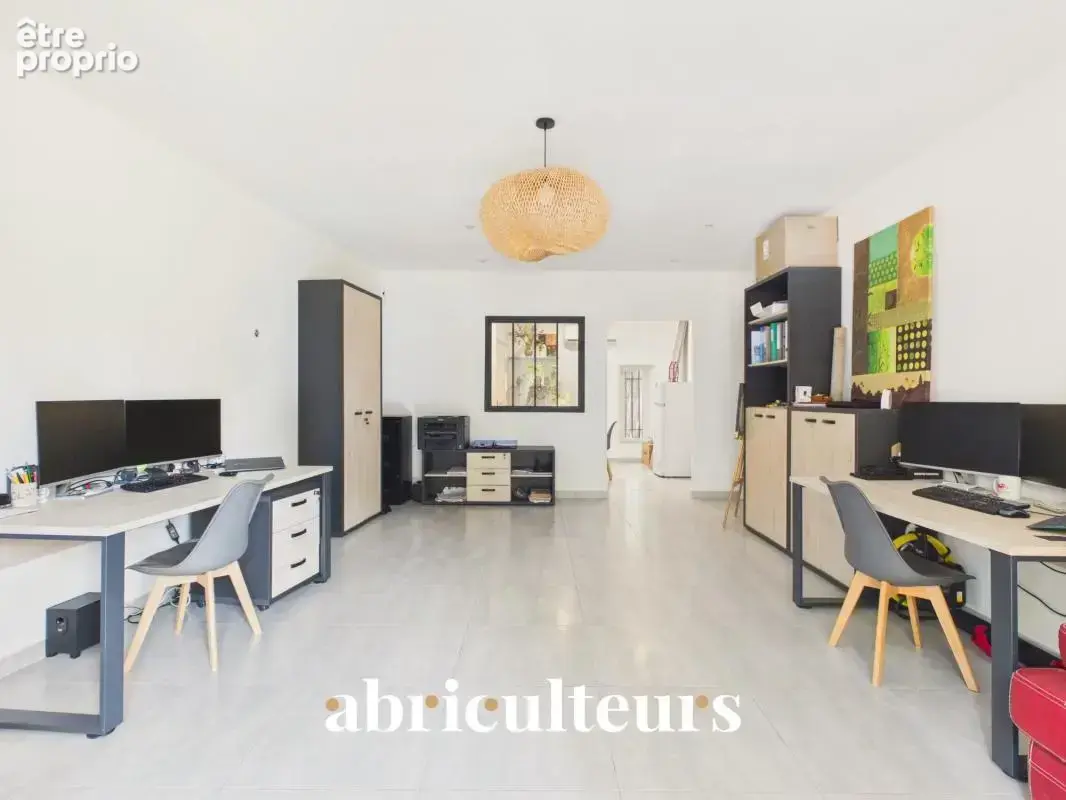 Mas provençal rénové de 249 m² avec dépendance en vente à Grans (13450) - photo 21