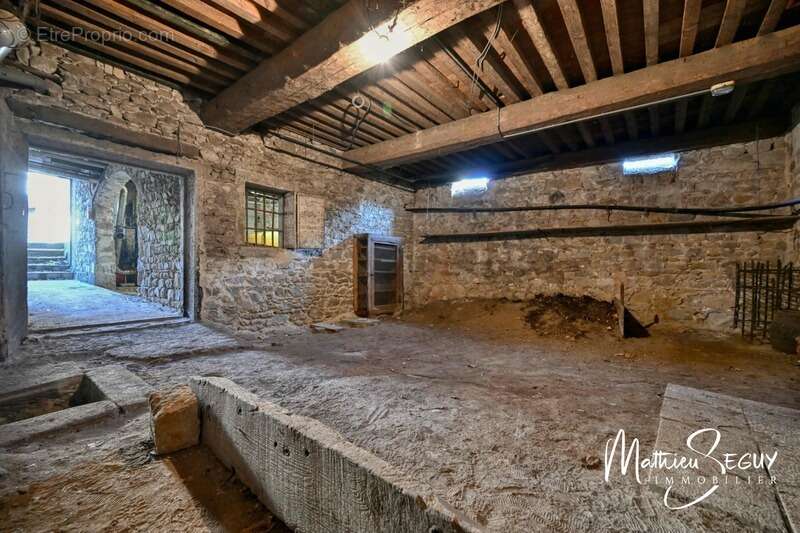 MILLERY – Beau potentiel pour cette maison P7 avec jardin, sous-sol et dépendances - photo 33