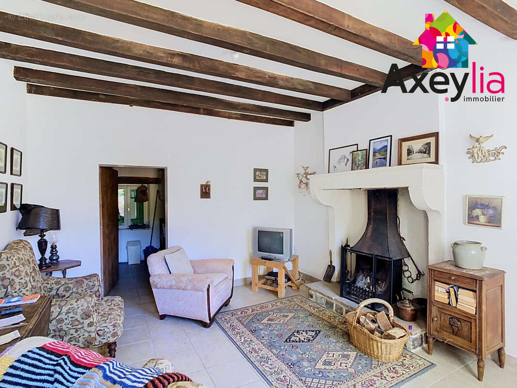 A vendre- proche lapalisse-  maison avec dépendances sur terrain de plus de 2 ha - photo 5