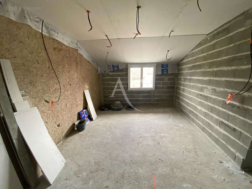 Maison à VILLENEUVE-LA-COMPTAL