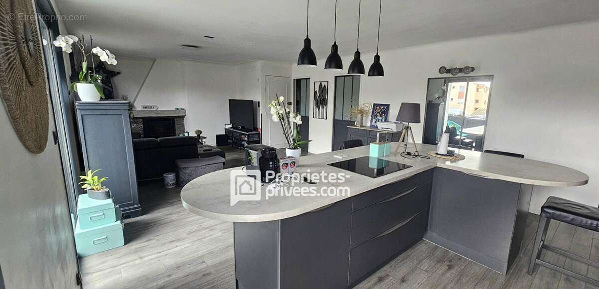 Maison à SAINT-LAURENT-DE-LA-SALANQUE