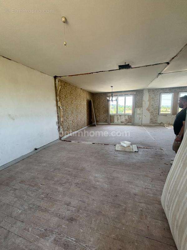 Maison 8 pièces à rénover de 200 m² avec permis accepté pour création de 2 logements – Moulidars (16290) - photo 14