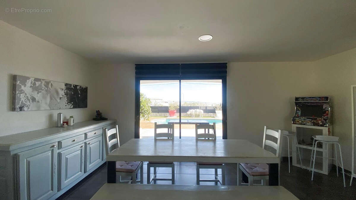 A vendre villa T5 de 158 m2 avec garage et piscine sur une parcelle de 1060 m2 à Narbonne - photo 6