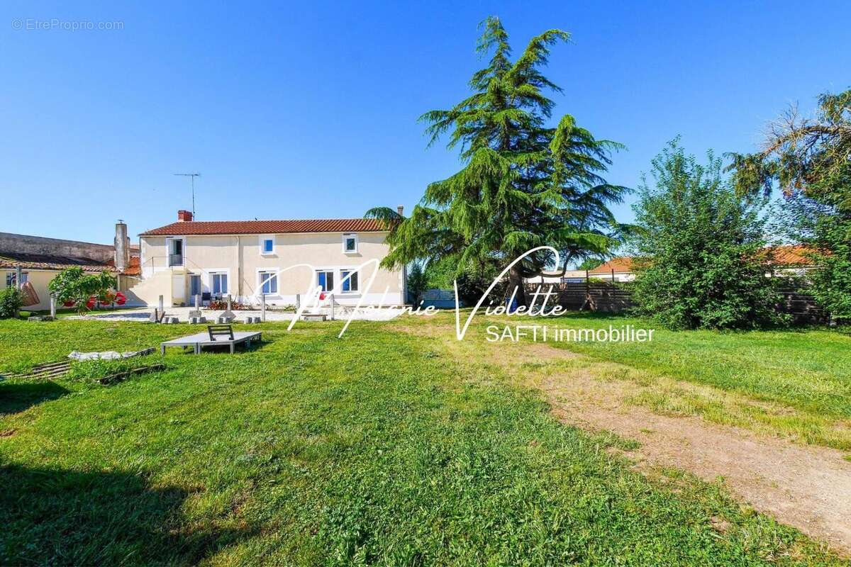 Maison 222 m² à Les Magnils-Reigniers  - photo 7