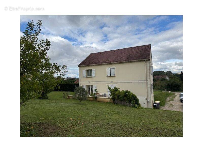 Maison à COURTOIS-SUR-YONNE