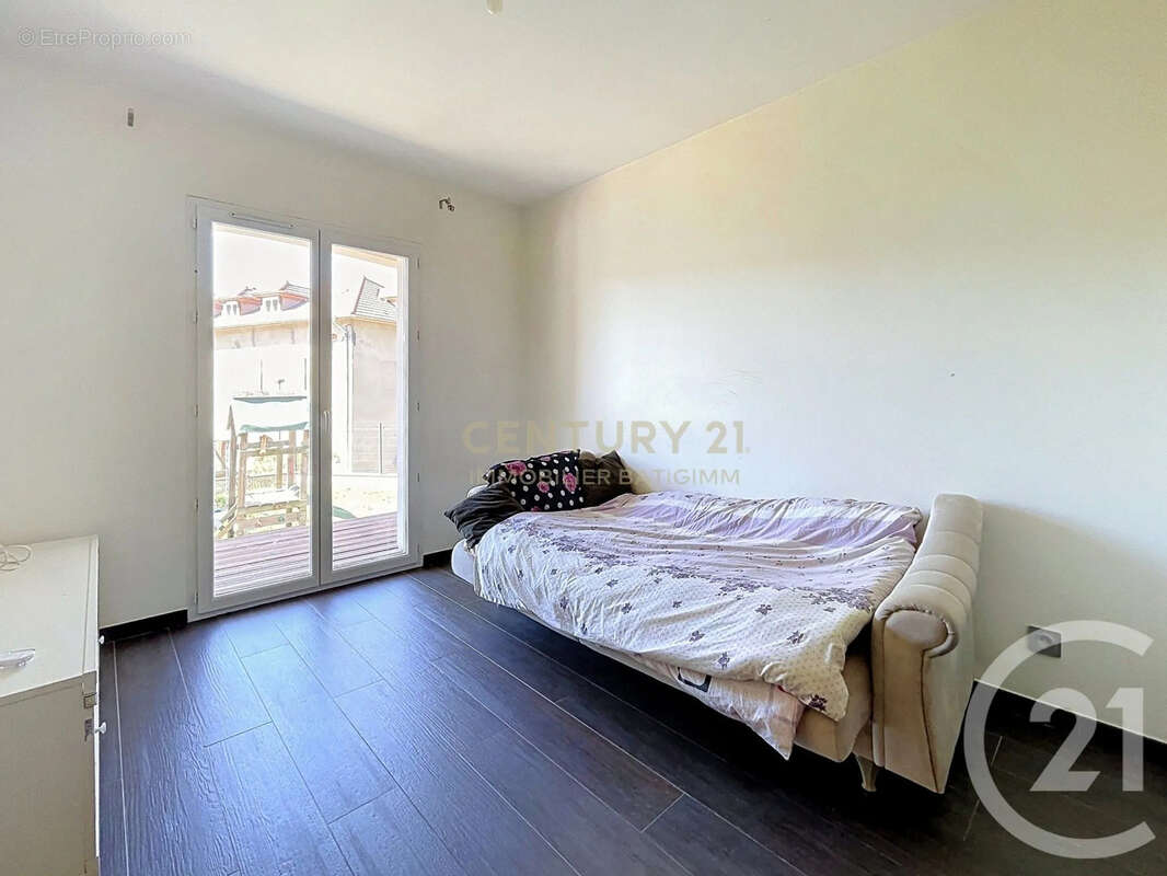 Maison 179 m² à Saint-Clair-De-La-Tour  - photo 4