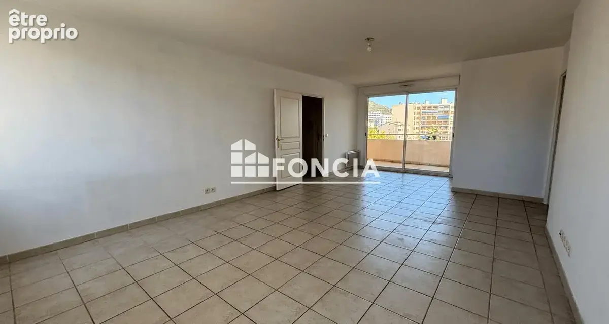 T4 avec stationnement - TOULON st roch - photo 2